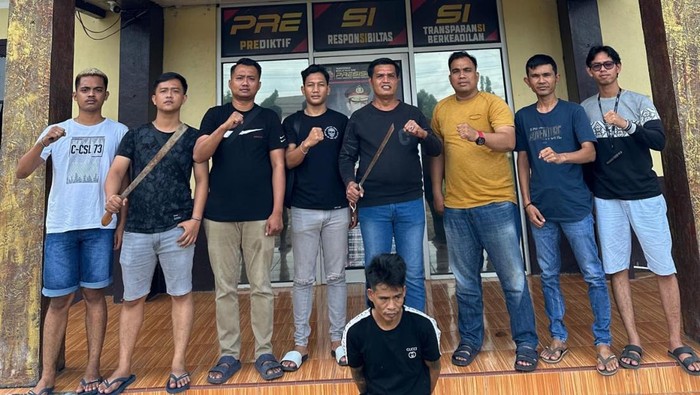 Tersangka Robby Ardiyansyah pelaku pembacokan terhadap temannya saat diamankan polisi.