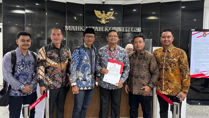 Tim Hukum dan Tim Pemenangan Khofifah-Emil di Mahkamah Konstitusi.