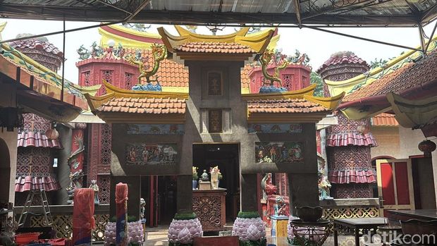 Tradisi membersihkan rupang di Klenteng Hong Tiek Hian