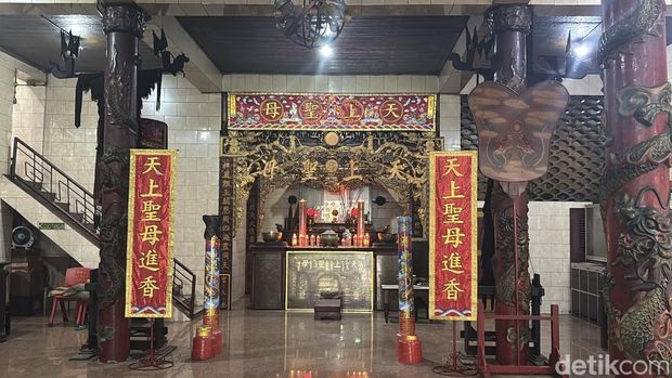 Tradisi membersihkan rupang di Klenteng Hong Tiek Hian