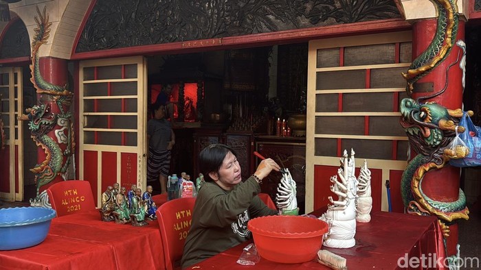 Tradisi membersihkan rupang di Klenteng Hong Tiek Hian