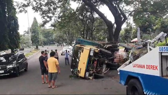 Truk terguling usai berjalan mundur karena tak kuat menanjak di Jalan Raya Tegar Beriman, Cibinong, Kabupaten Bogor.