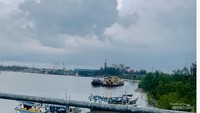 Pemandangan pesisir dari atas jembatan