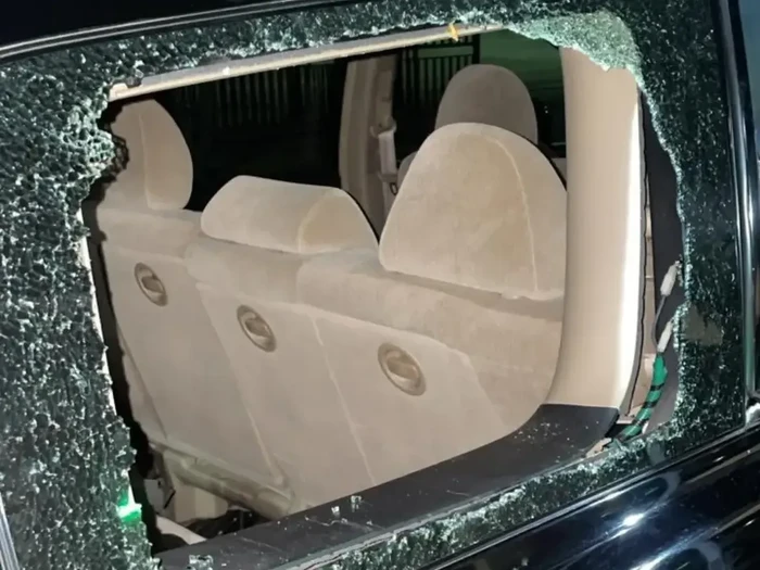 Kondisi mobil yang viral kacanya dipecah kemudian barang-barangnya dicuri di kawasan Blok O, Janti, Bantul. Foto diunggah Jumat (17/1/2025).