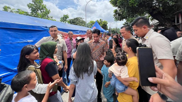 Wakil Presiden (Wapres) Gibran Rakabuming Raka meninjau lokasi pengungsian warga korban kebakaran di Kemayoran, Jakarta Pusat. (dok BPMI Setwapres).