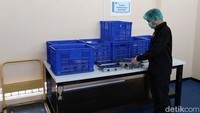 Salah satu petugas sedang melakukan pengecekan sebelum makan bergizi gratis (MBG) dikirim.