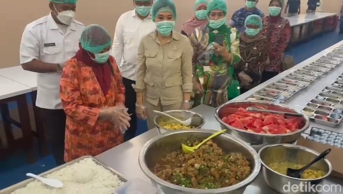 Wamen PPPA Veronica Tan tinjau pembagian MBG di Malang