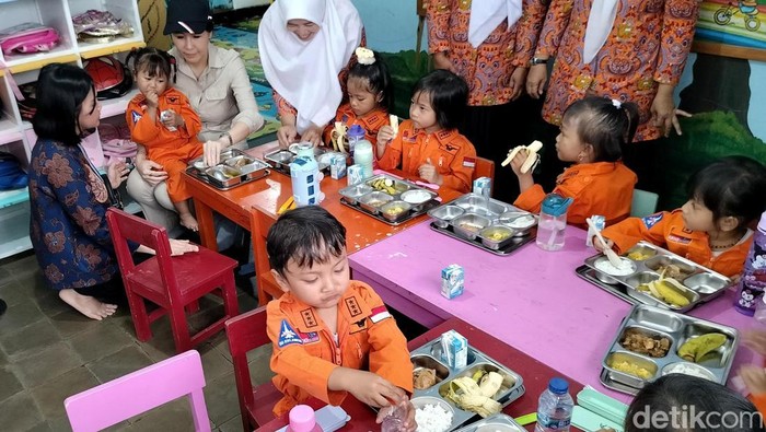 Wamen PPPA Veronica Tan tinjau pembagian MBG di Malang