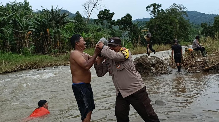 Warga Gotong Royong Bangun Jembatan Penghubung Kecamatan Silo-Tempurejo Jember