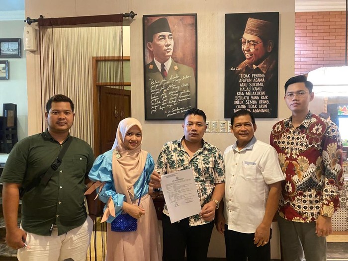 Wasi dan Putri bersama pengacaranya melaporkan ketua panitia lomba tari yang batal digelar di Semarang ke Polda Jateng, Jumat (17/1/2025).