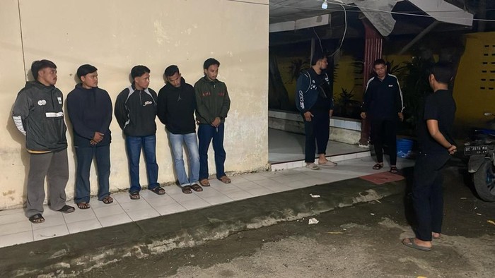 5 pemuda diamankan usai menganiaya pria lansia gegara dilarang naik ke panggung untuk menyawer seorang biduan di Polman.