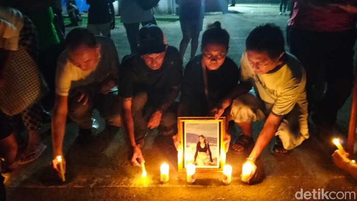 Aksi bakar lilin dan doa bersama terkait kasus pembunuhan wanita oleh oknum anggota TNI AL di Sorong.