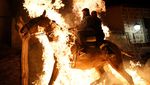 Aksi Mendebarkan Menunggang Kuda Lompati Api dalam Festival Las Luminarias