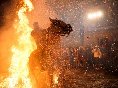 Aksi Mendebarkan Menunggang Kuda Lompati Api dalam Festival Las Luminarias