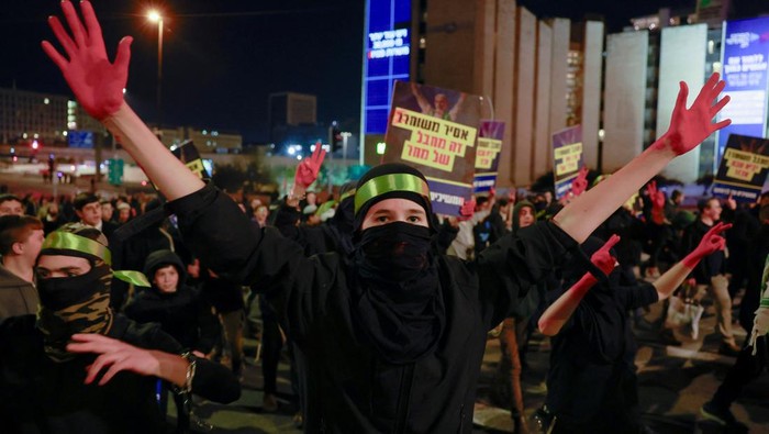 Aksi Warga Israel Blokir Jalan Raya, Menentang Gencatan Senjata Gaza Israelis physically obstruct a vehicle as they protest a ceasefire deal that they see as an act of surrender, ahead of a ceasefire between Israel and Hamas, in Jerusalem, January 16, 2025. REUTERS/Ammar Awad