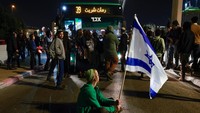 Pendukung politikus sayap kanan garis keras Israel memblokir jalan raya di Yerusalem pada Kamis (16/1). Massa mengecam kesepakatan gencatan senjata, yang dicapai para negosiator pada hari Rabu (15/1) untuk mengakhiri konflik selama 15 bulan di Gaza.