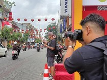 Jalan Gajah Mada Denpasar Dihiasi Lampion Jelang Imlek, Diminati Fotografer