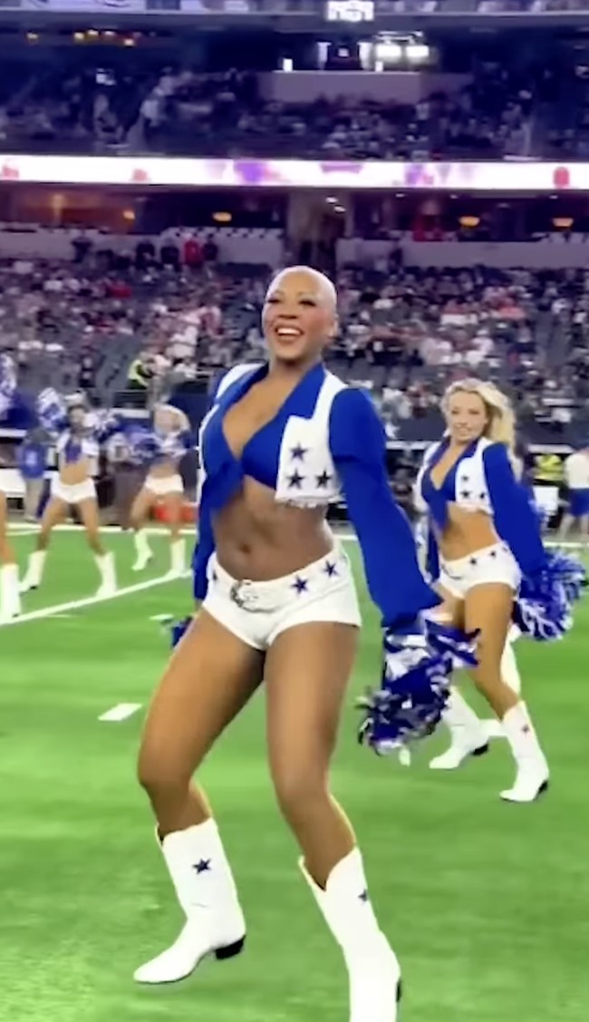 Namun, pada penampilannya kala itu, dia memilih menunjukkan penampilan naturalnya.  Foto: dok. Instagram @ac_latimer