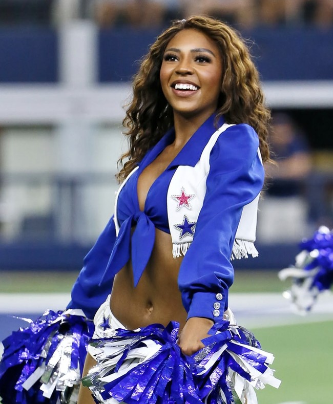 Latimer punya kondisi alopecia hingga ia kehilangan rambutnya. Wanita 23 tahun itu biasa tampil dengan rambut palsunya. Foto: dok. Instagram @ac_latimer