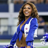 Latimer punya kondisi alopecia hingga ia kehilangan rambutnya. Wanita 23 tahun itu biasa tampil dengan rambut palsunya. Foto: dok. Instagram @ac_latimer