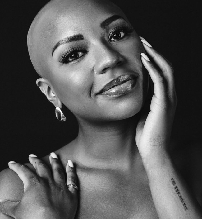 Tindakan Latimer memberikan dampak besar, tidak hanya pada komunitas alopecia tetapi juga pada cara pandang masyarakat terhadap keberanian dan penerimaan diri. “Wanita ini tampak baik-baik saja. Tidak ada rambut tidak masalah. Dia sangat keren,” puji netizen di Instagram. Foto: dok. Instagram @ac_latimer