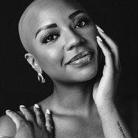 Tindakan Latimer memberikan dampak besar, tidak hanya pada komunitas alopecia tetapi juga pada cara pandang masyarakat terhadap keberanian dan penerimaan diri. “Wanita ini tampak baik-baik saja. Tidak ada rambut tidak masalah. Dia sangat keren,” puji netizen di Instagram. Foto: dok. Instagram @ac_latimer