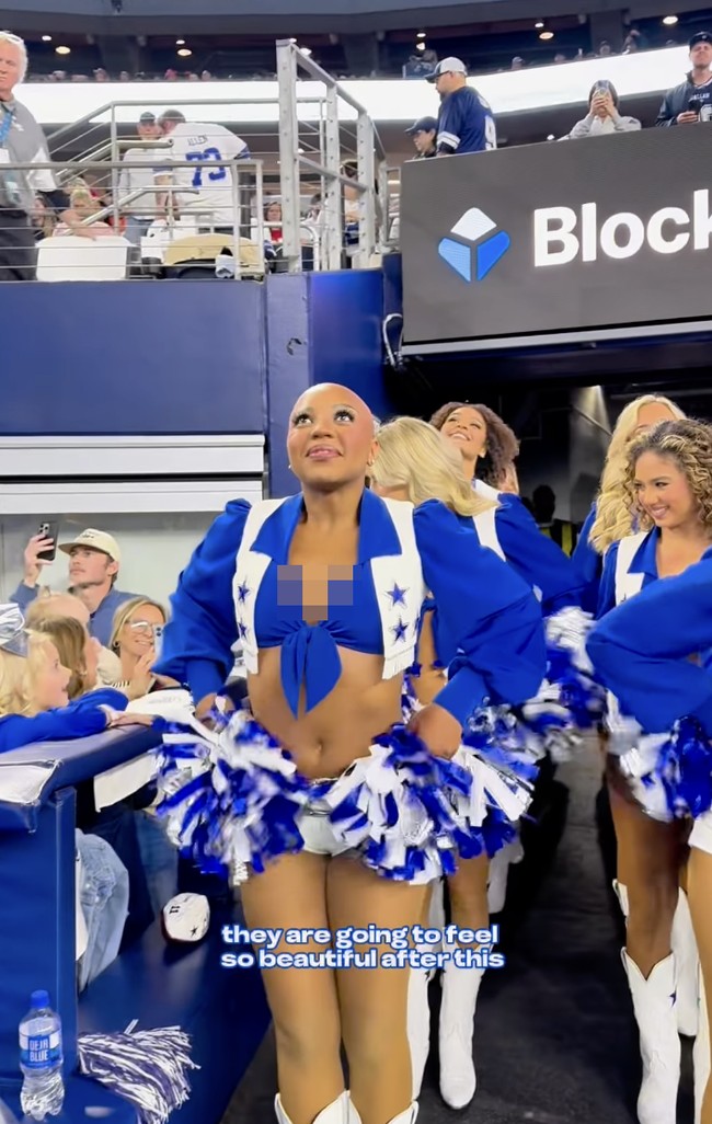 Karley Swindel, rekan satu tim Latimer, berbicara tentang momen bersejarah tersebut. Seluruh tim sangat terharu sebelum kami bahkan memulai rutinitas pra-pertandingan kami, Thunderstruck. Saya hanya bisa membayangkan kerentanan dan kebanggaan yang dirasakan Armani saat itu, ujar Swindel kepada People. Foto: dok. Instagram @ac_latimer