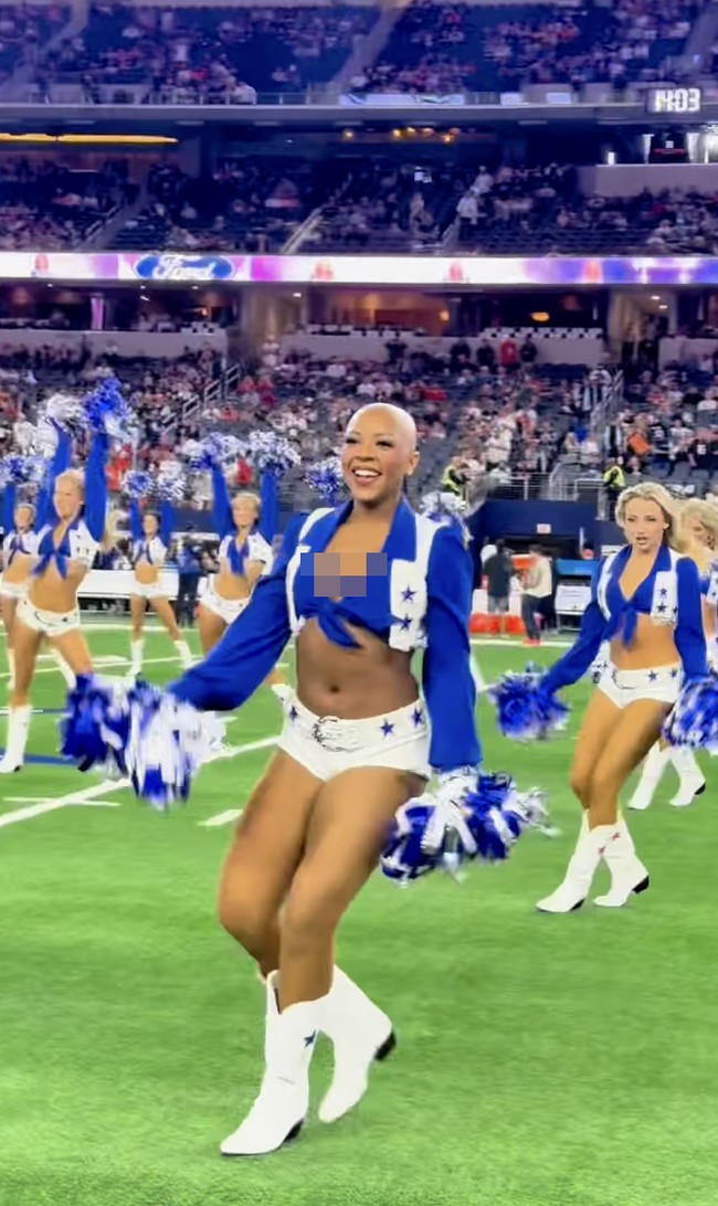 Kenalan dengan Armani Latimer, anggota Dallas Cowboy Cheerleaders (DCC), membuat sejarah ketika ia tampil botak di pertandingan melawan Cincinnati Bengals pada Desember lalu. Foto: dok. Instagram @ac_latimer