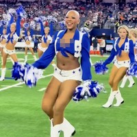 Kenalan dengan Armani Latimer, anggota Dallas Cowboy Cheerleaders (DCC), membuat sejarah ketika ia tampil botak di pertandingan melawan Cincinnati Bengals pada Desember lalu. Foto: dok. Instagram @ac_latimer