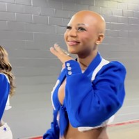 Langkahnya tersebut dilakukan untuk meningkatkan kesadaran tentang alopecia, kondisi autoimun yang menyebabkan kerontokan rambut. Foto: dok. Instagram @ac_latimer