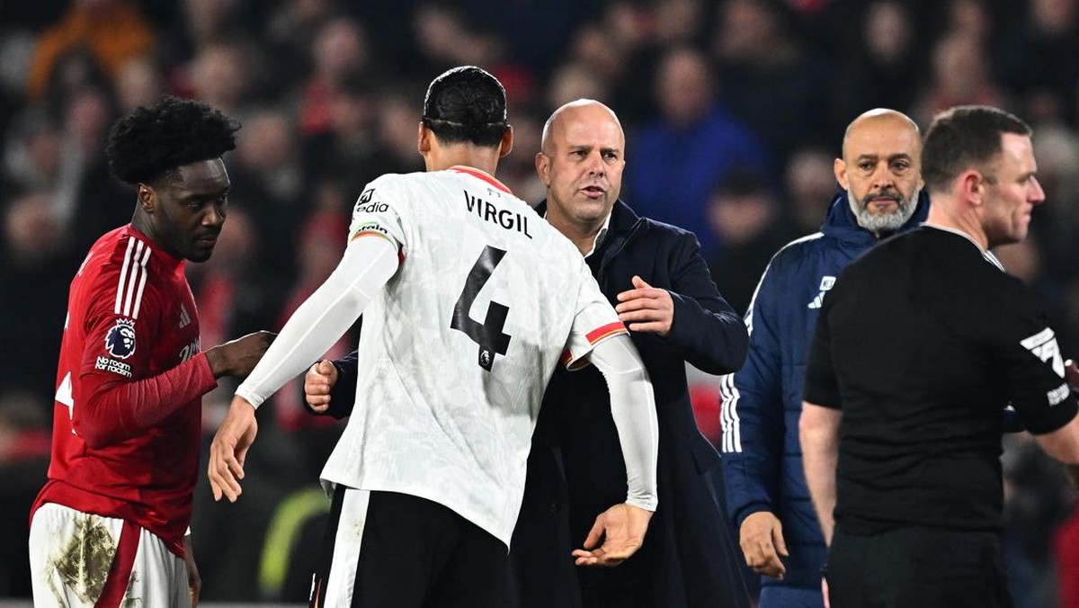 Arne Slot tidak khawatir gawang Liverpool lagi mudah dibobol lawan (REUTERS/Dylan Martinez)