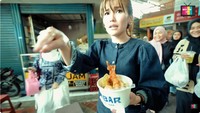 Ayu juga mencoba kreasi es oyen dari sebuah kedai. Menurutnya, es oyen itu tak begitu manis dan kualitas buah yang digunakan juga sangat segar. Foto: YouTube Qiss You TV