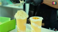 Ayu juga menghampiri kedai jus dan smoothies segar bernama Hi Fruit. Ia membeli smoothies mangga yang ditambahkan krim manis. Foto: YouTube Qiss You TV