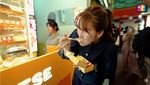 Ayu Ting Ting Jajan Roti Goreng hingga Cimol Keju di Blok M
