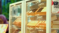 Selanjutnya, ia mengunjungi gerai dessert berupa cheese cake viral. Namanya Love Cheese yang seloyangnya dibanderol mulai dari Rp 25.000. Foto: YouTube Qiss You TV