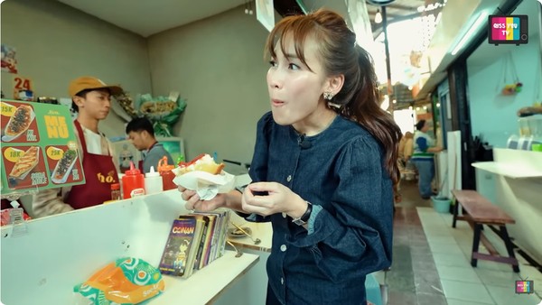 Ayu Ting Ting Jajan Roti Goreng hingga Cimol Keju di Blok M