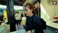 Terakhir, Ayu diberikan semangkuk nasi dengan aneka tempura. Menu ini diberikan gratis lho! Foto: YouTube Qiss You TV