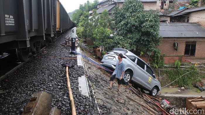 Hujan dengan intensitas tinggi mengguyur sejumlah daerah di Provinsi Lampung pada Jumat (17/1/2025), dan menyebabkan banjir.