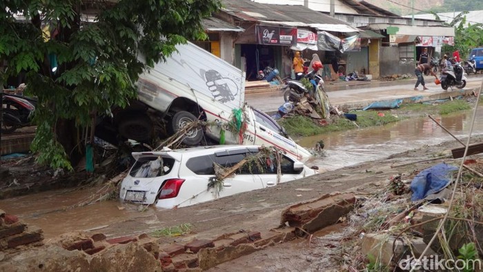 Ribuan rumah warga di Bandar Lampung terendam banjir pada Jumat (17/1). Selain itu, banjir juga menyeret kendaraan, merusak jembatan wisata, dan menewaskan 2 warga.