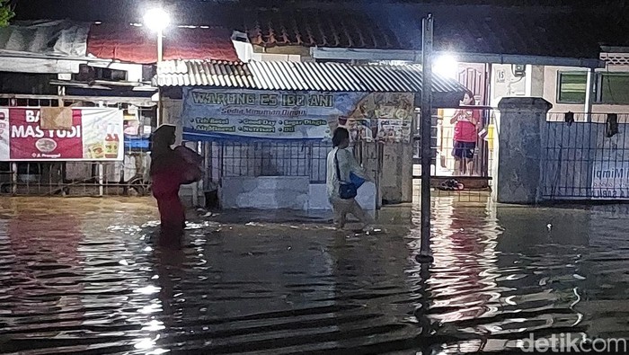 Banjir di Kota Cirebon, Jumat (17/1/2025) malam.