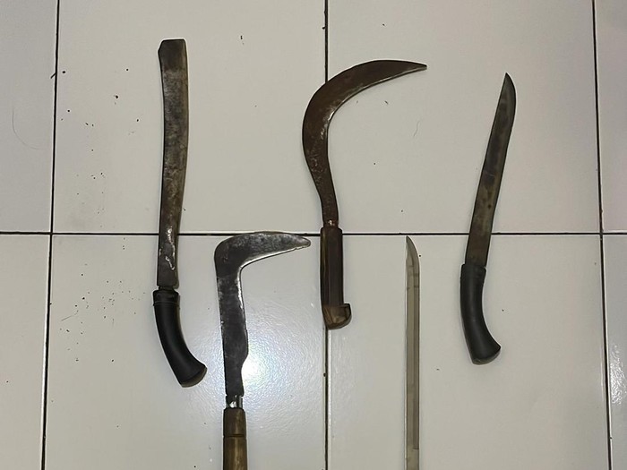 Barang bukti senjata tajam yang digunakan pria Magelang sandera keluarga di masjid Magelang, Jumat (17/1/2025).