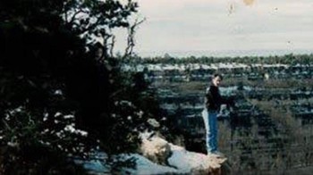 Foto seorang pria yang berdiri di tepi Grand Canyon ini berasal dari tahun 1970-an. Di belakangnya mengintai sosok menakutkan, menatap langsung ke kamera. Pria tersebut dan teman-temannya mengaku bahwa mereka telah berada di tempat itu selama lebih dari 15 menit, dan tidak pernah memperhatikan pria tersebut di sana. Foto: Boredpanda