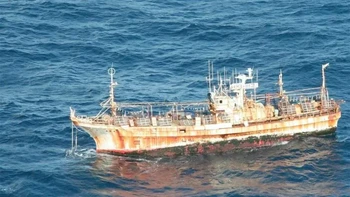 Kapal hantu ini terdampar di laut saat tsunami Jepang tahun 2011 yang dahsyat , tanpa awak dan hanya membawa jutaan ton puing. Saat Penjaga Pantai AS menemukannya terombang-ambing tanpa tujuan, kapal itu dianggap terlalu berbahaya untuk dibiarkan mengapung, jadi mereka menenggelamkannya dalam badai asap dan api. Oleh karena itu, kapal kosong ini menjadi kuburan terapung, pengingat yang menghantui tentang sifat lautan yang tak kenal ampun. Foto: Boredpanda