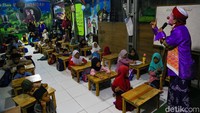 Om badut, sudah mau mulai ya ngajinya? ucap salah seorang anak kepada Ustad Yahya di Taman Baca Badut Syariah yang berada di Kota Tangerang, Banten.