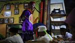Cara Unik Ustad Yahya, Ngajar Ngaji Berkostum Badut