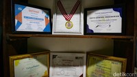 Terkait bantuan buku-buku bacaan, Yahya peroleh dari Perpustakaan Nasional RI, para donatur, dan ada juga dari pak Lurah dan pak Camat. Selain itu, ia sekarang diketahui sedang berupaya merintis Kampung Iqra. Ia kerap diundang ke sekolah untuk menggerakkan literasi pada anak-anak.