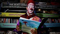 Baginya, mengajar dan memberikan ilmu pengetahuan dan melihat kebahagiaan dan tawa anak-anak menjadi bayaran yang tak ternilai.
