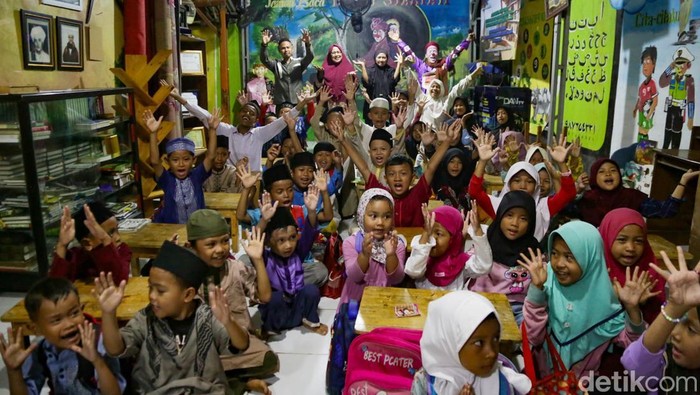Yahya Hendrawan berkostum badut untuk mengajar ilmu agama Islam. Gaya komuniktif supaya anak-anak senang belajar agama. Pernah dicela pada awalnya.