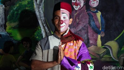 Cara Unik Ustad Yahya, Ngajar Ngaji Berkostum Badut