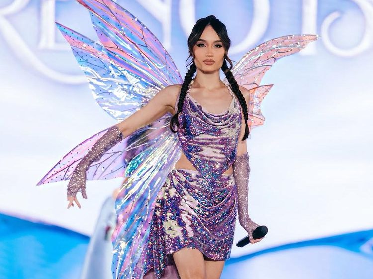 7 Gaya Cinta Laura Pakai Baju Bersayap, Peri di Dunia Nyata